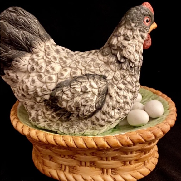 Ceramic Hen and Eggs on Basket 🎶 Music Box -Plays Farmer In The Dell Song 👩‍🌾 - Picture 3 of 5